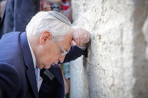 Photo Credit: TPS (via JewishPress.com) U.S. Ambassador to Israel David Melech Friedman went first to the Western Wall, straight from the airport, upon his arrival in Israel to start his new job.